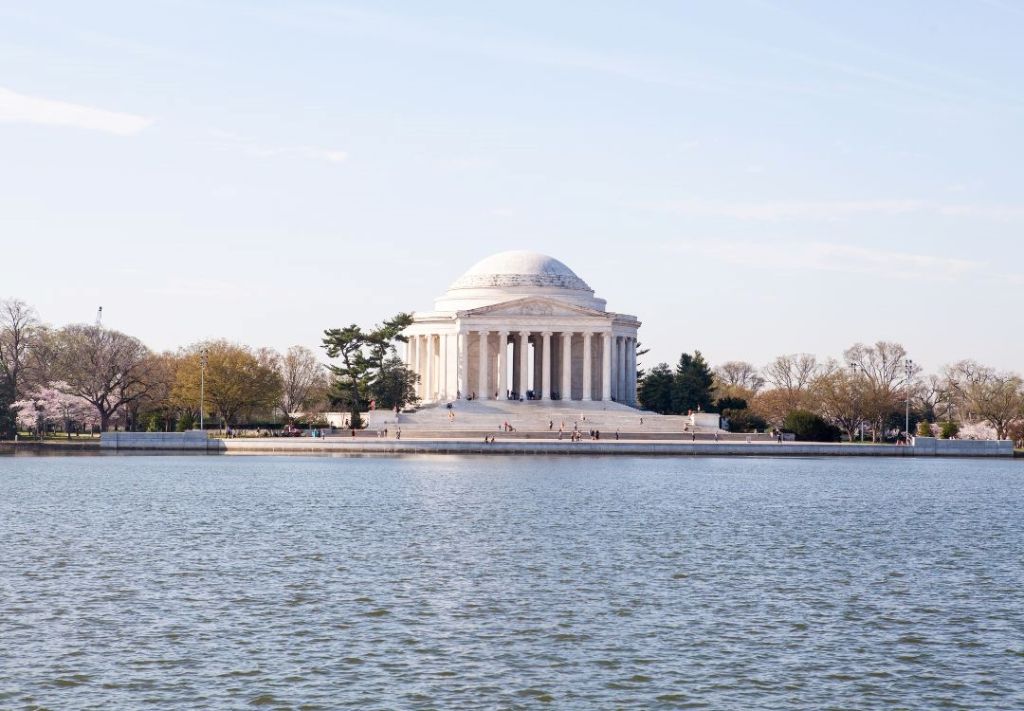 Frente frío con vientos fuertes durante todo el día el DMV  