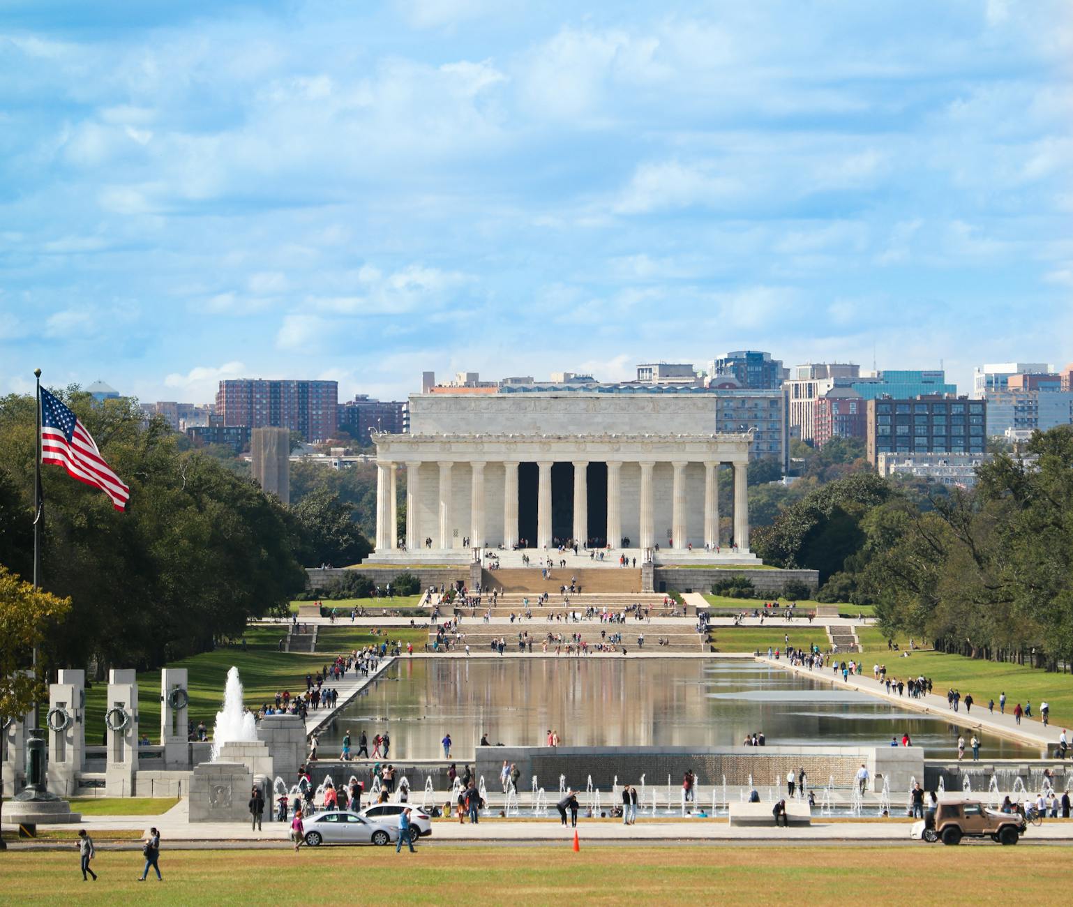 lincoln memorial on sunny day